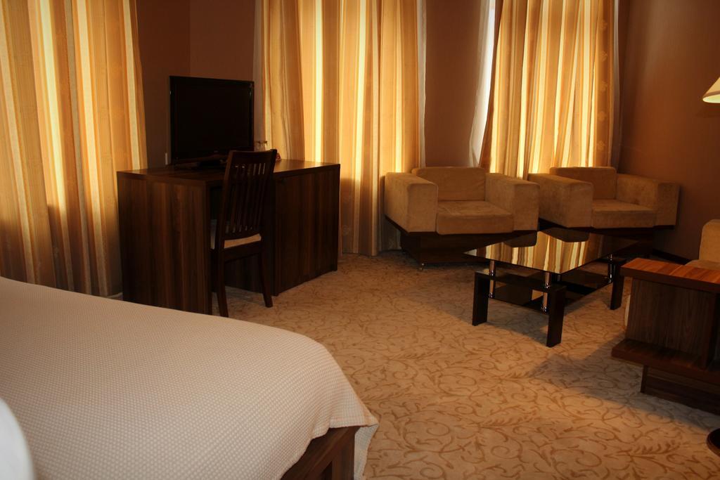 Hotel Empire Κουτάισι Δωμάτιο φωτογραφία